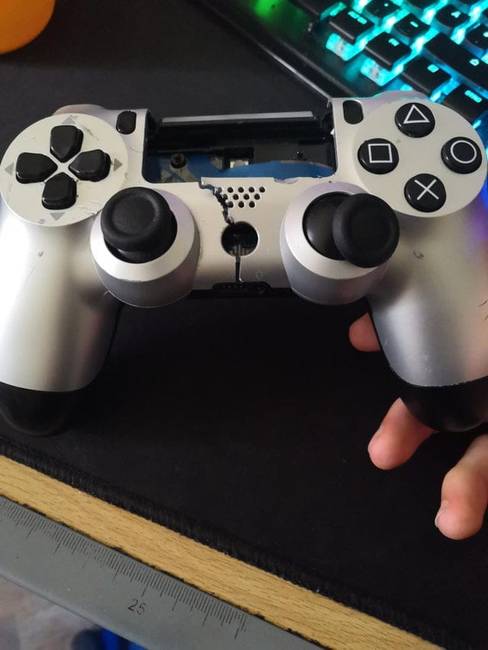 Ez történik, ha rossz ember kezébe kerül egy PlayStation kontroller.