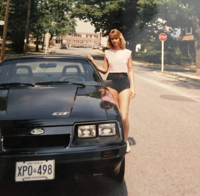 „Anyám és a Mustang GT-je, 1985-ben."