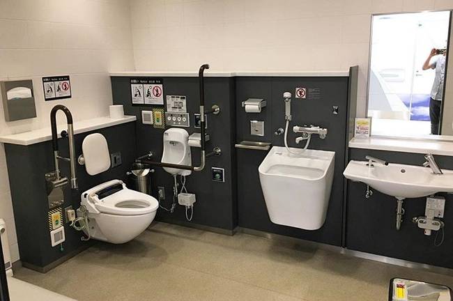 Egy nyilvános WC néha bonyolultabb náluk, mint egy repülőgép pilótafülkéje.