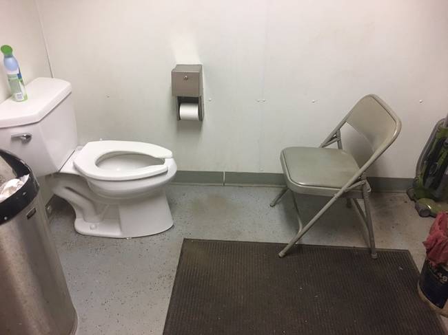 „A pasim WC-jében van egy szék a vendégek számára."