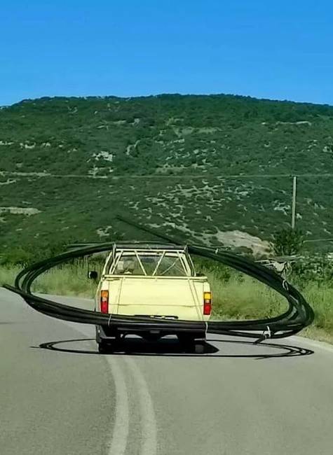 Hiányoznak róla a túlméretes rakományt jelző rongyok, de valljuk be, nem ez itt a legnagyobb probléma.