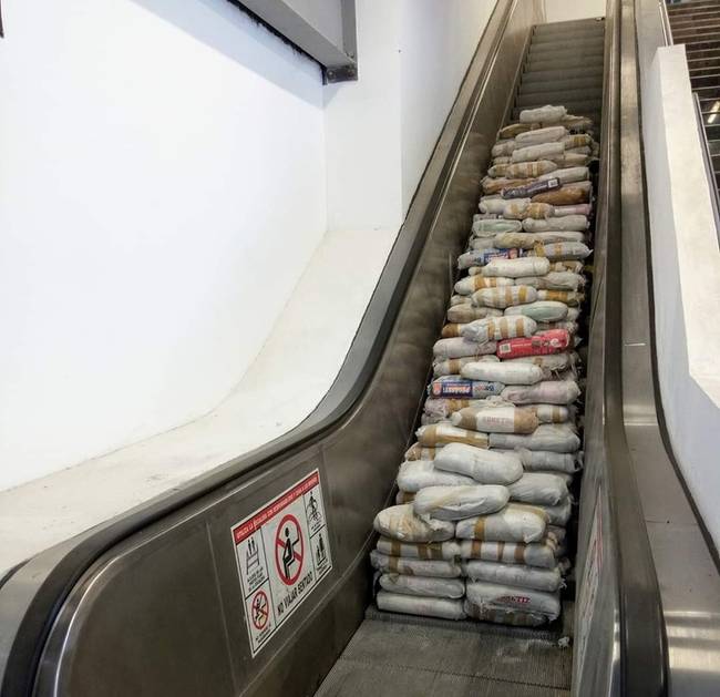 Így tesztelik a mozgólépcsők terhelhetőségét egy mexikói város metróállomásán.
