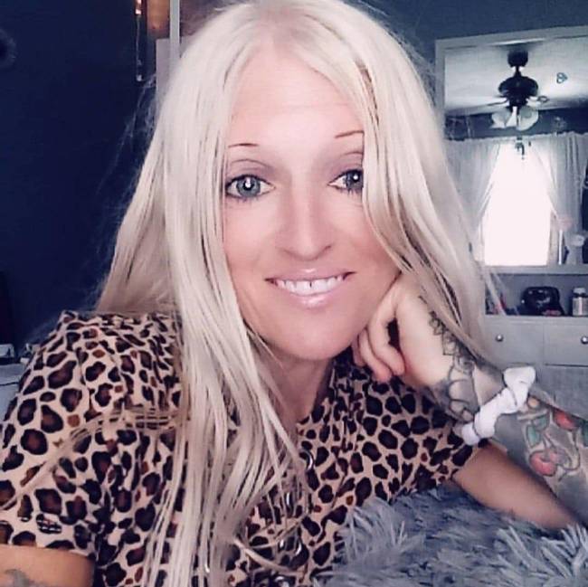 Gyönyörű a mosolya. Legalább az, ha már szemöldöke nem maradt. 🤷♀️