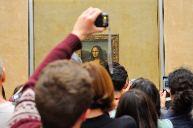 A Mona Lisa festmény valójában nem olyan hatalmas, mint a képeken és a TV-ben látjuk. Az egész mindössze 77 cm x 53 cm, gyakorlatilag elvész a Louvre-ban.