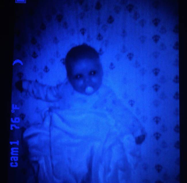 „Az éjszaka közepén felébredtem, mert hallottam, hogy a két hónapos kisbabám mocorog a szobájában. Mikor bekapcsoltam a babamonitor kijelzőjét, ez a látvány fogadott...”