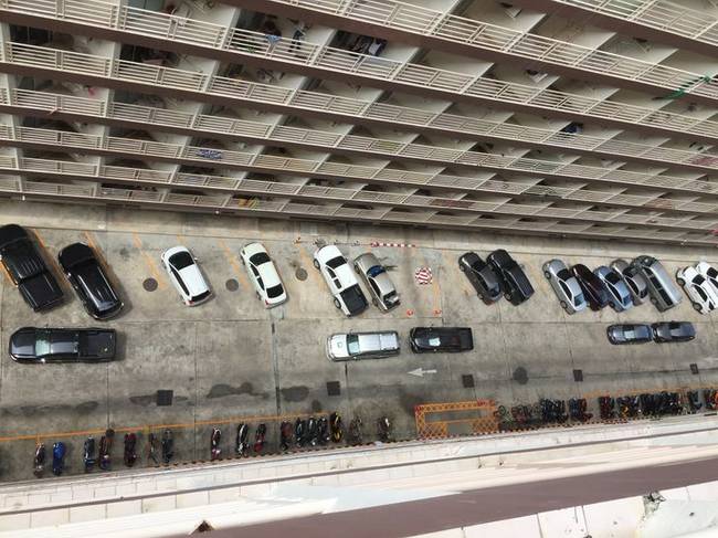 „Minden este figyeltem, hogy így parkolnak le a kocsik a szállodánk mellett, vagyis a párhuzamosan parkoló autóktól nem tudnak kiállni a srégen parkolók. Aztán rájöttem, hogy mi a trükk."