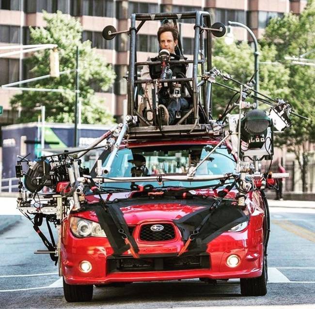A "Nyomd, bébi, nyomd" című filmben valójában nem Ansel Elgort, hanem ez a tetőn ülő muksó vezette az autót.