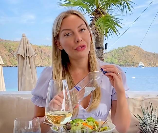 Figyelj oda a partneredre, mielőtt újratöltöd a poharad! A nő azt javasolja, hogy először mindig kérdezd meg a partnered, hogy tölthetsz-e neki, majd csak utána tölts magadnak.