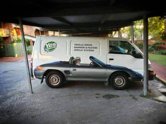 Egy plakátragasztó cég furgonja. Jól nézd meg, mert csak egy autó van a képen.