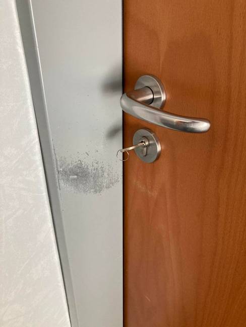 A kulcsok 20 éven keresztül naponta kétszer koppantak hozzá ehhez az ajtókerethez.
