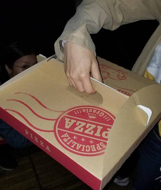 Japánban a pizzás dobozokon külön fogantyú van a könnyebb cipelés végett.