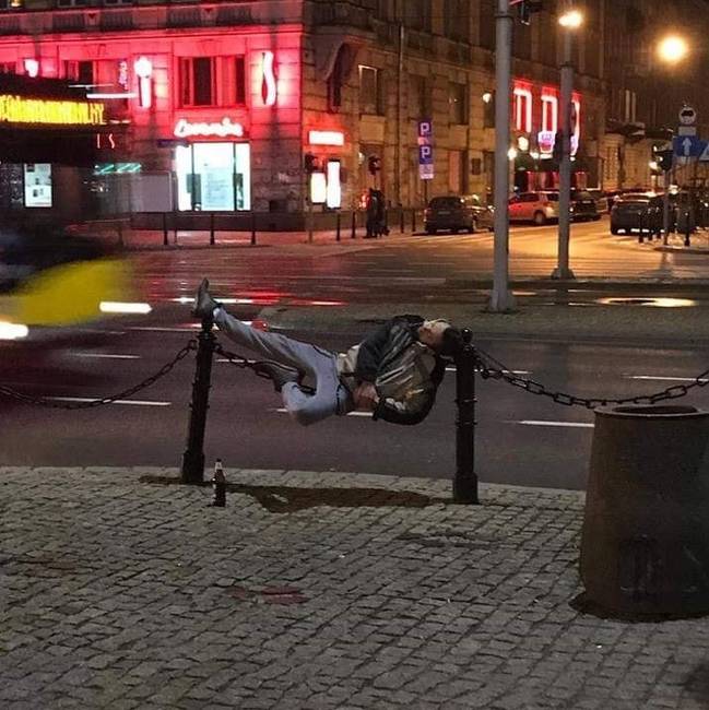 Van az a fáradtság, amikor már mindenből kényelmes ágyat készít magának az ember.