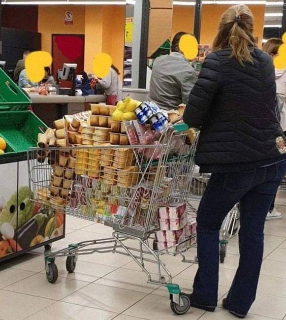 Persze vannak a vécépapír-mániásoknál is hülyébb emberek: ez a nő az összes pudingot vette meg a boltban.