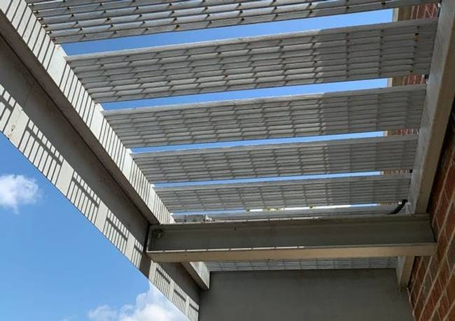 „Így néz ki a tető a buszmegállónk fölött. Hogy megsülünk a napon vagy elázunk az esőben? Nos, az senkit sem érdekel."