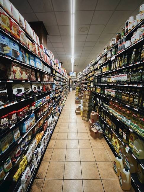 Az olyan hatalmas üzletek, mint a Walmart, éjjel-nappal nyitva vannak, és a kenyértől a gyógyszerig mindent lehet itt kapni.
