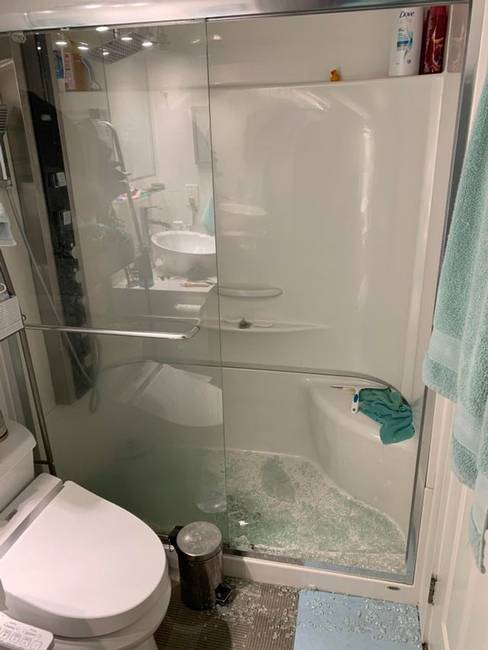 „Zuhanyzóm üvegajtaja váratlanul felrobbant az éjszaka közepén."
