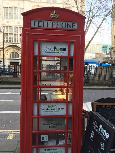 A telefonfülkék manapság nem egyformák. Ebben például egy okostelefon-szerelő dolgozik.