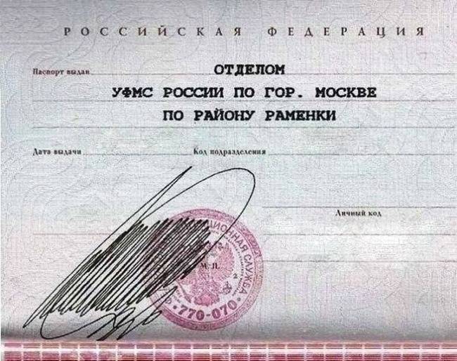 Nekem az orvosom ír így, de ő alapjáraton...nem csak aláírásnál.