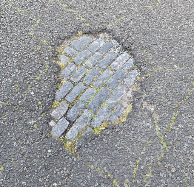 „Munkába menet észrevettem, hogy az egyik helyen feljött az aszfalt, és alatta a régi, kővel burkolt út volt látható.''