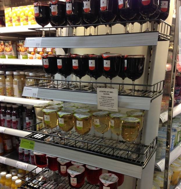 A brit szupermarketekben külön pohár bort is lehet vásárolni a vacsorákhoz.