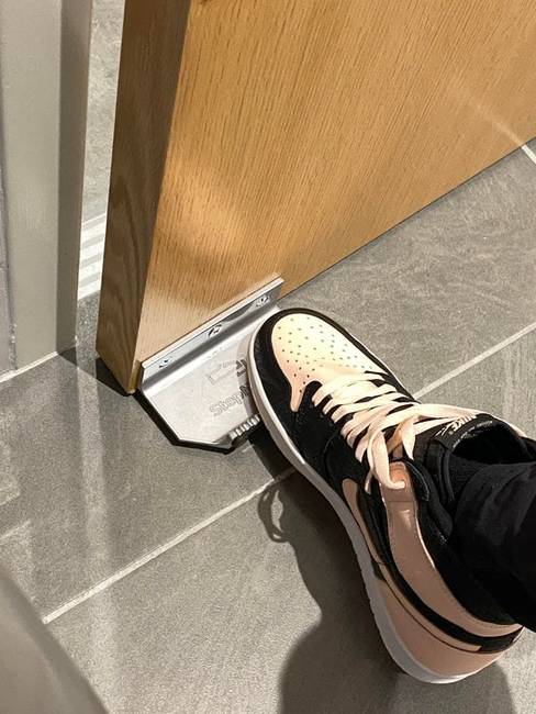 A jobb helyeken a nyilvános vécék ajtaja már lábbal is nyitható.
