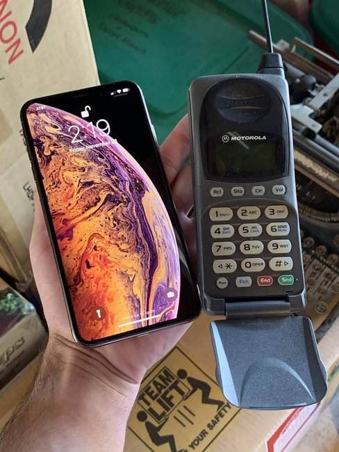 „Édesanyám telefonja 1998-ban és 2018-ban."