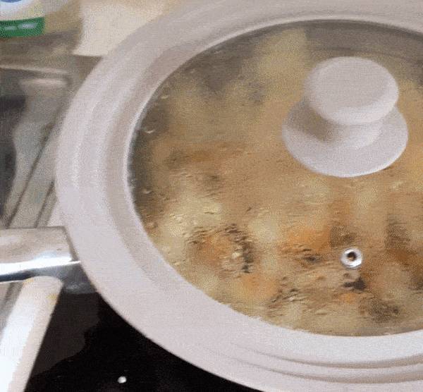 Ennél az edénynél a gőz közvetlenül a fogantyún keresztül távozik, tűzforróvá melegítve azt.