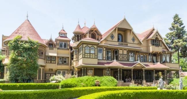 Sarah Winchester úgy gondolta, hogy kísértik őt azoknak az elhunytaknak a szellemei, akiket whinchester puskákkal öltek meg, és az egyetlen módja, hogy megvédje magát tőlük, ha egy hatalmas kastélyt épít, tele rejtett zugokkal. A 38 éven keresztül épült Winchester Mystery House-ban 40 hálószoba, 47 kandalló, sehová sem vezető lépcsők, kanyargó folyosók, falra nyíló ajtók és egyéb furcsa lakberendezési tárgyak voltak.