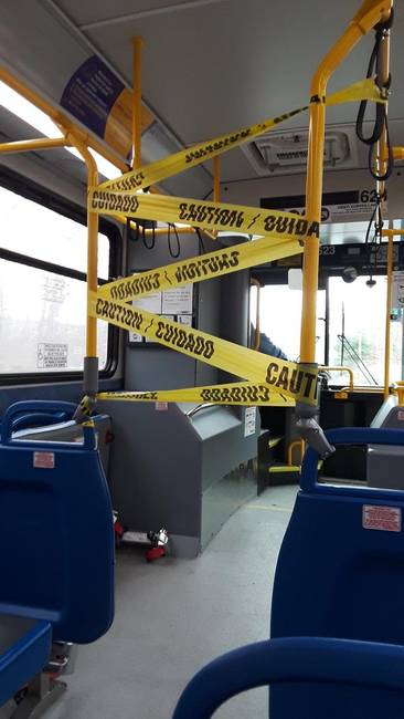 A buszok elejét minden országban lezárták, hogy az utasok ne fertőzhessék meg a sofőröket.