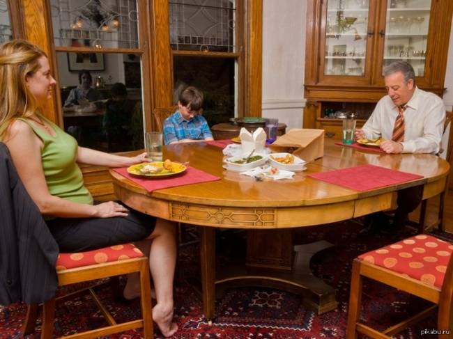 Milyen szép négytagú család. Igen, négy...