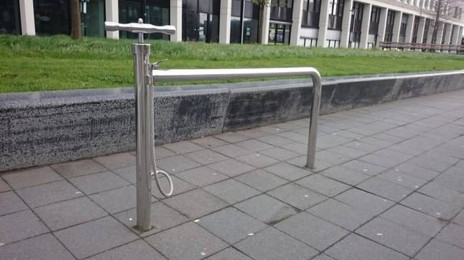 Egy kerékpártároló, mely egyben pumpa is.