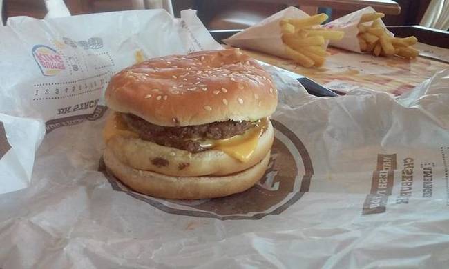„A barátom nem szereti a szezámot, ezért kérte, hogy két zsemlealjból készítsenek neki hamburgert. Ezt kapta végül."