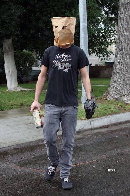 Papírzacskó = névtelenség. Egyébként Shia LaBeouf van a zacskó alatt.