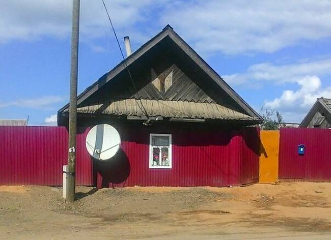 Ilyet még nem láttál: ház, beépített kerítéssel.