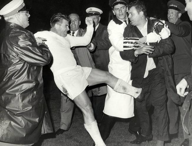 Az ideges Puskás Ferenc, aki épp tökön rúg egy Feyenoord szurkolót 1967-ben, Rotterdamban.