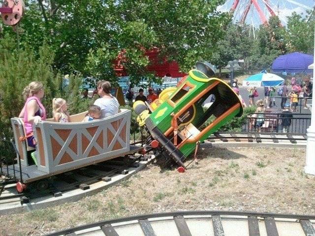 A vidámpark gyerekeknek szánt kisvasútja sincs védve a balesetektől.