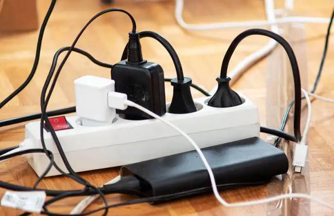 Mit nem szabad hosszabbítón keresztül az elektromos hálózatra csatlakoztatni? 8 otthoni eszköz a villanyszerelők „feketelistájáról”