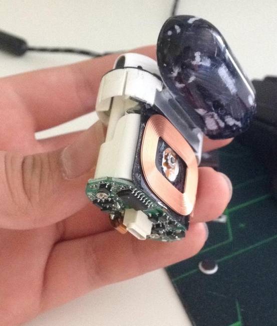 Az AirPods tok jóval bonyolultabb, mint amilyennek kívülről látszik.