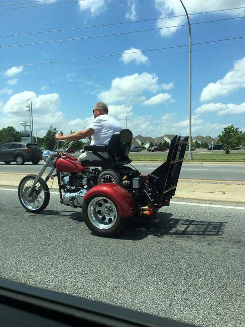 Ez a férfi elvesztette a lábát, ezért épített egy háromkerekű motorkerékpárt, amit a kerekesszékével is könnyedén tud használni.
