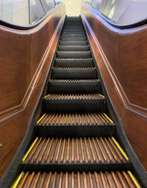 A New York-i Macy's áruházban található a világ legrégibb mozgólépcsője. Olyan régi, hogy ez még fából készült.