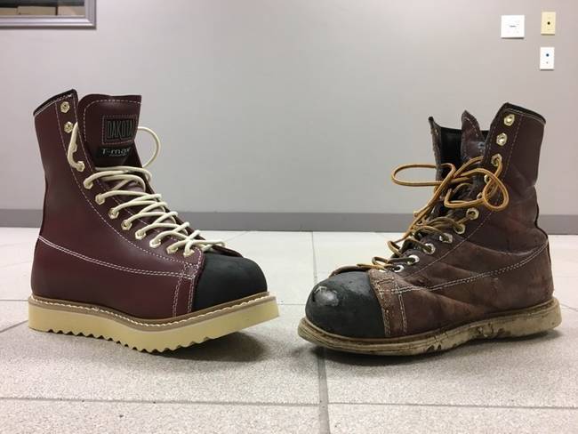 Egy teljesen használatlan Dakota bakancs és egy hosszú éveken át hordott változat, ugyanabból a típusból.