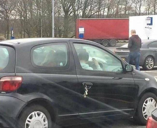 15 percig keresték az autó kulcsát.
