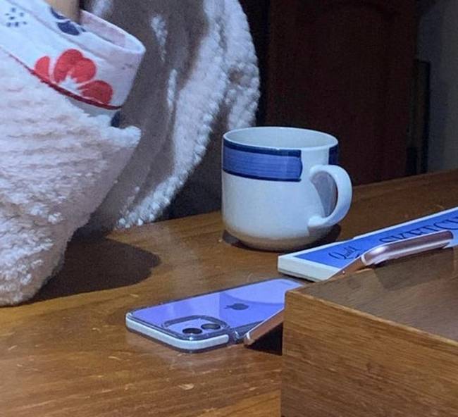 "Anyám a régi telefon állványának használja az új, 300 ezres telefonját."