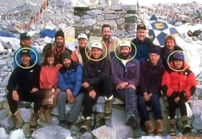 Az egyik népszerű kereskedelmi expedíció az „Adventure Consultants” volt. A bekarikázott emberek a csapat elhunyt tagjai.