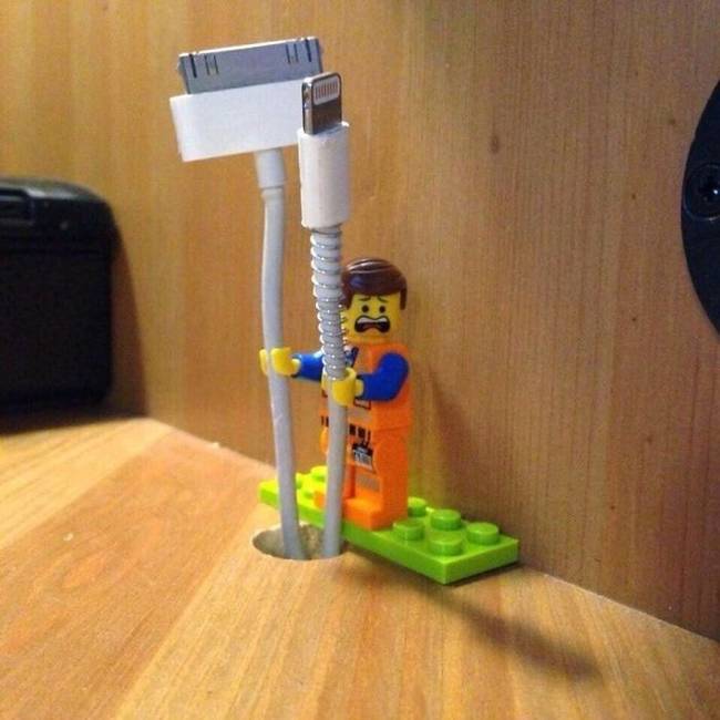Lego figura, mint egyszerű, de stílusos és kreatív kábeltartó.