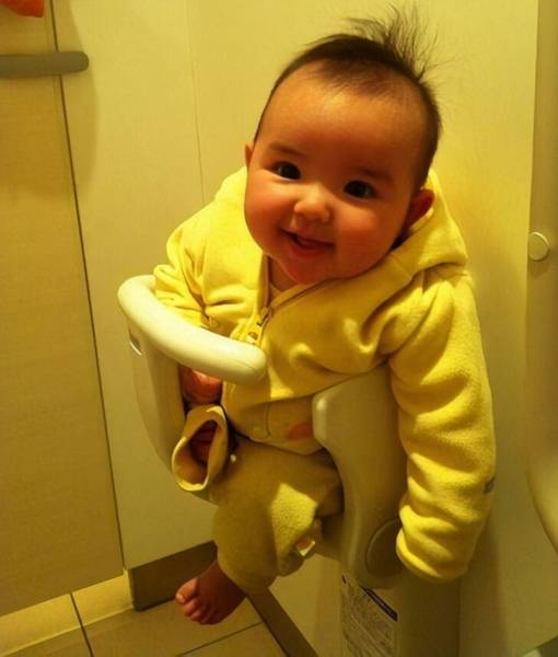 Babatartó állvány egy nyilvános WC-ben, hogy az anyuka nyugodtan tudjon WC-zni és ne kelljen közben fognia a babát.