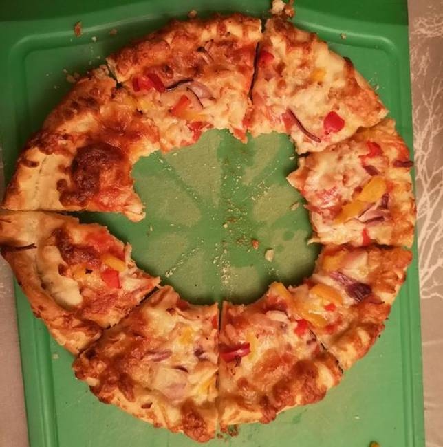 „A fiam így eszi a pizzát."