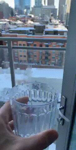 Ez nincs felgyorsítva. Ennyi idő alatt fagyott meg a kiöntött víz.
