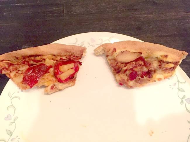 „Megkértem a férjemet, hogy vágja félbe a pizzákat, hogy a fiúnk mindkettőt megkóstolhassa. Így vágta félbe és ez nem vicc...”
