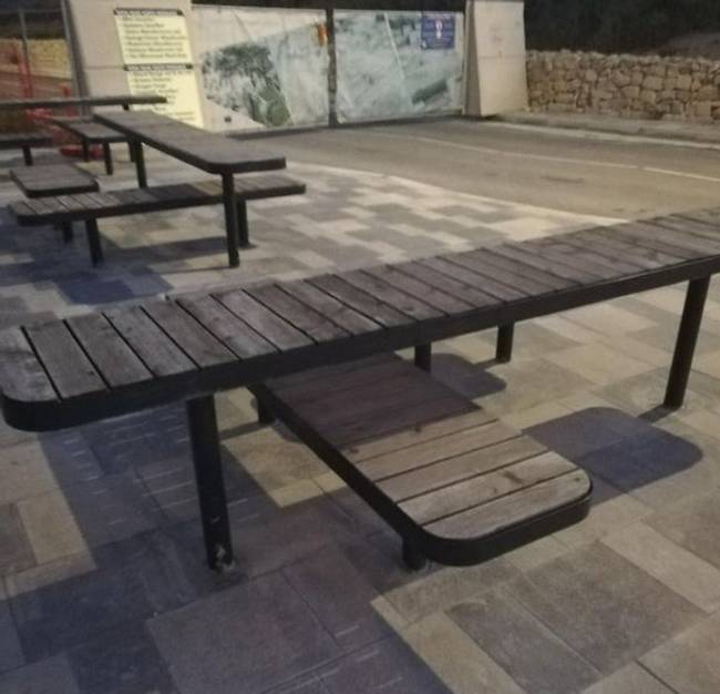„Hogy kellene itt ülnöm?"